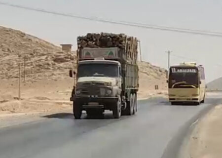 مسدود شدن محور بهارستان شهرضا در پی حمله دشمن