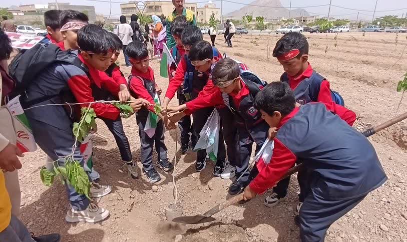 کاشت ۱۶۸ نهال مثمر و غیرمثمر در شهرضا
