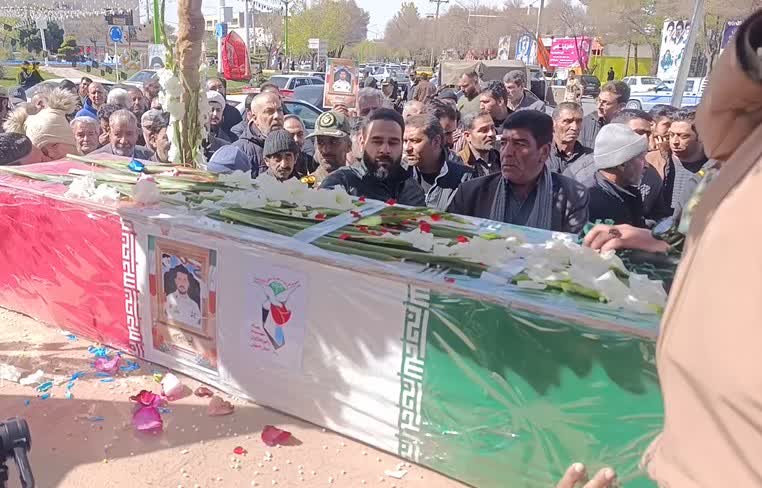 شهید محمدامین کاجی بر فراز دستان مردم شهیدپرور شهرضا به سوی بهشت پر کشید