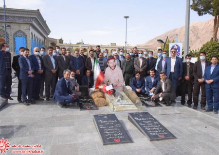 غبارروبی مزار شهدا توسط کارکنان بانک ملی شهرضا به مناسبت سالگرد شهادت شهید همت