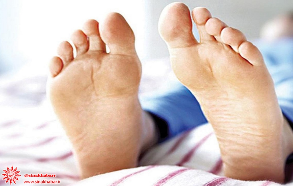 ۴ فایده ثابت شده بلندتر قرار دادن پا‌ها هنگام خواب