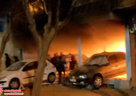 آتش سوزی نمایشگاه اتومبیل در شهرضا مهار شد