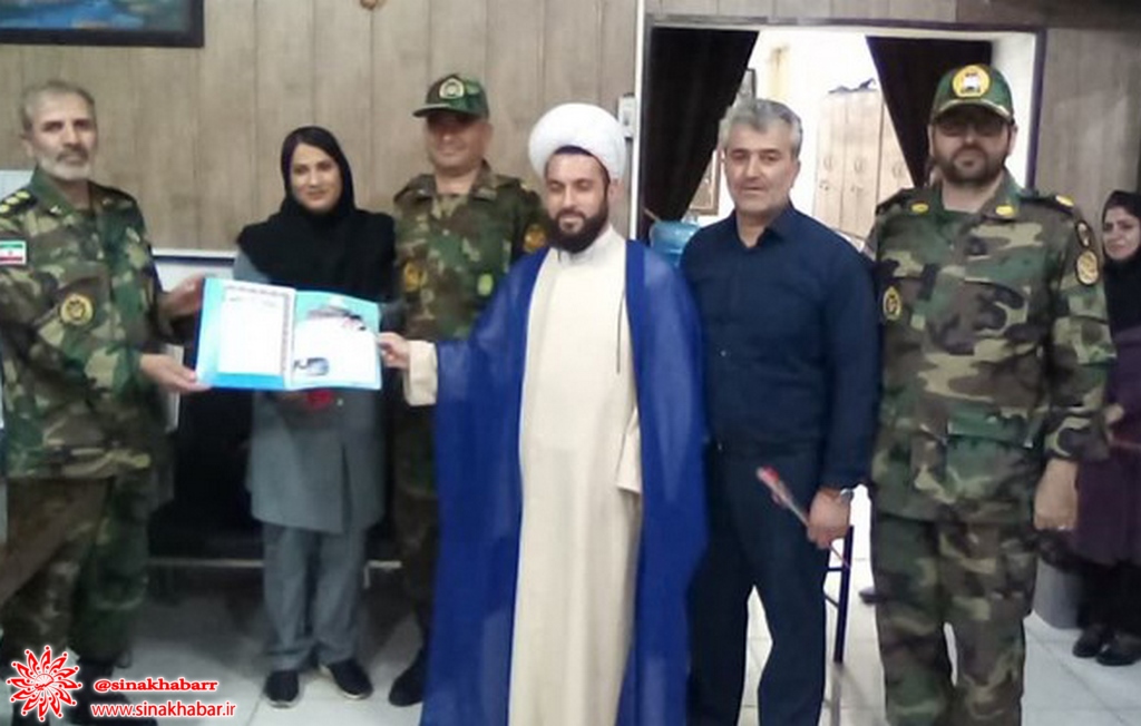 فرمانده گروه ۲۲ توپخانه ارتش شهرضا از مقام معلم تجلیل کرد