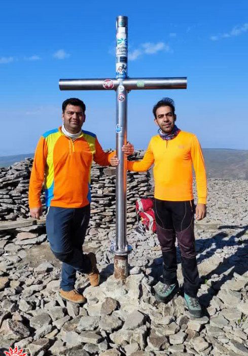 دو کوهنورد جوان شهرضا قله آراگاتس ارمنستان را فتح کردند