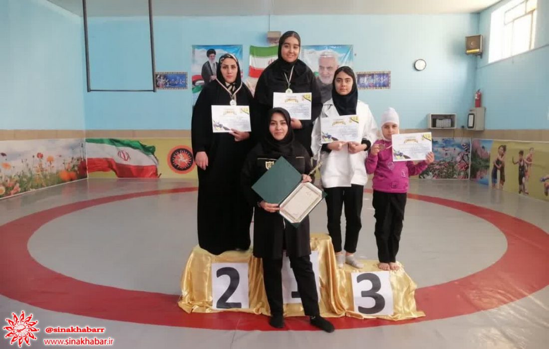 دختران آلیش کار شهرضا کاپ نائب قهرمانی مسابقات کشتی سه جانبه استان را تصاحب کردند