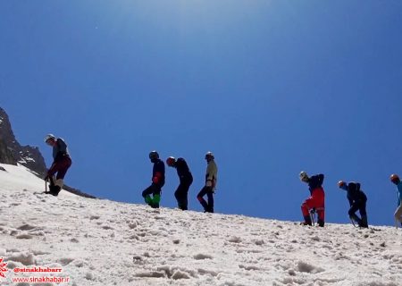 امدادگران هلال احمر سمیرم در حال آموزش در ارتفاعات دنا