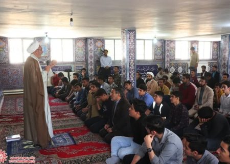 حضور امام جمعه شهرضا در دبیرستان شاهد امام خمینی و دیدار با دانش آموزان و اولیای مدرسه و اقامه نماز ظهر و عصر