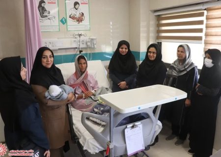سرکشی و اهدای گل به مادران و نوزادان بیمارستان امیرالمومنین(ع) شهرضا به مناسبت هفته ملی جوانی جمعیت