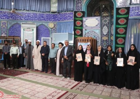 تجلیل از دانش آموزان برتر مسابقات استانی قرآن، عترت و نماز در نمازجمعه شهرضا