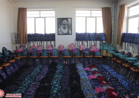 توزیع ۱۳۰۰پک لوازم التحریر بین دانش آموزان نیازمند تحت پوشش کمیته امداد امام خمینی (ره) شهرضا به مناسبت آغاز سال تحصیلی و هفته دفاع مقدس