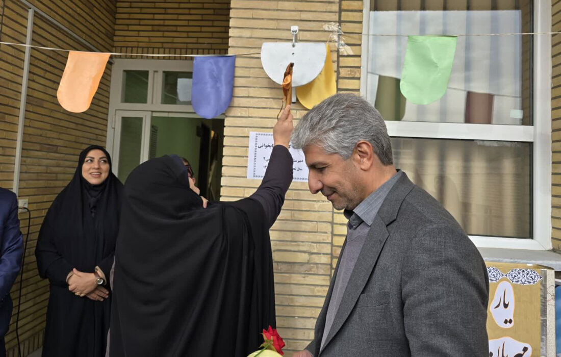 نواختن زنگ کتاب و کتابخوانی در دبیرستان دخترانه کوپایی شهرضا