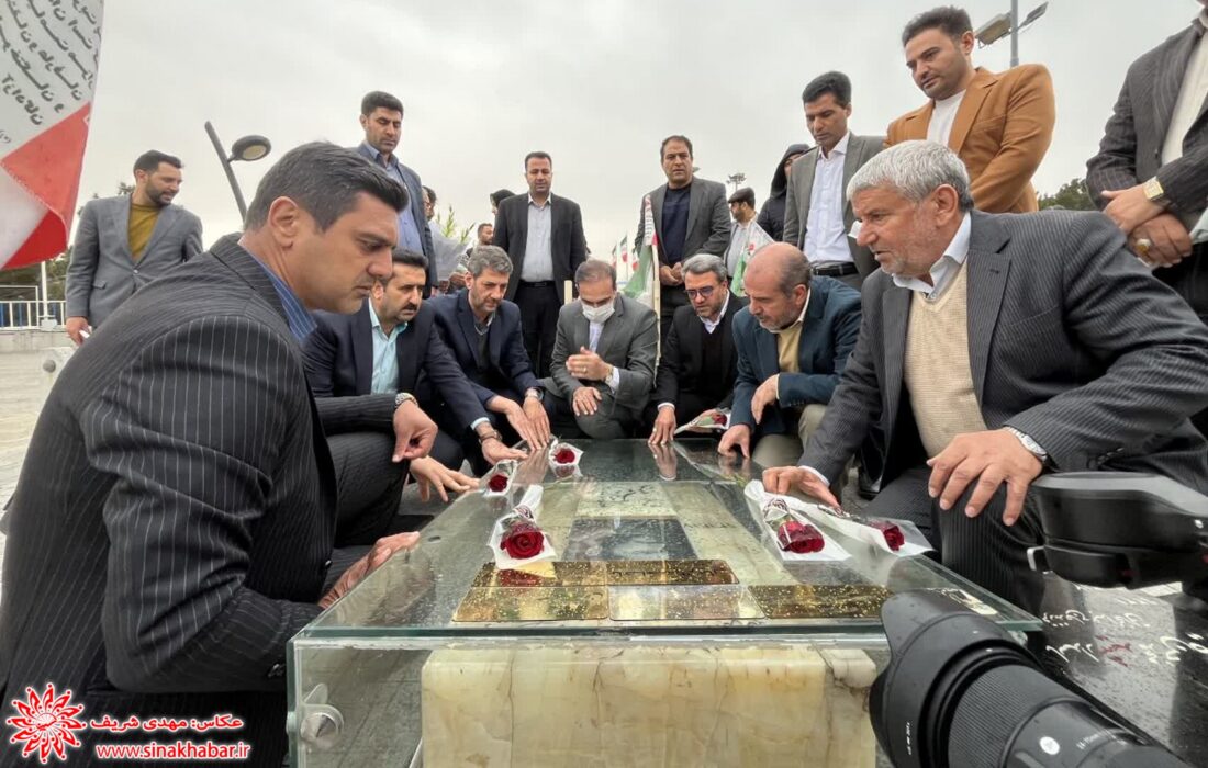 حضور معاون وزیر راه و شهرسازی در امامزاده شاهرضا(ع) و ادای احترام به شهدا