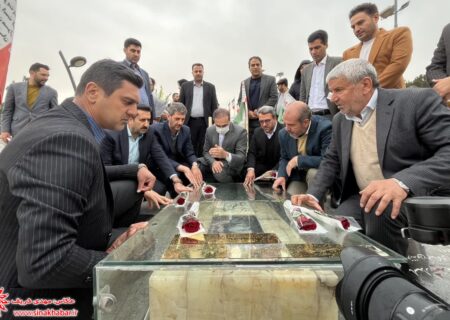 حضور معاون وزیر راه و شهرسازی در امامزاده شاهرضا(ع) و ادای احترام به شهدا