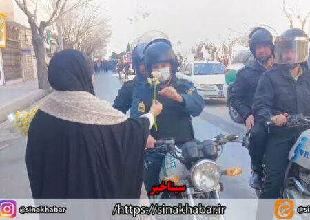 اهدای گل به نیروی انتظامی توسط مردم شهرضا برای تقدیر از برقراری دوباره امنیت در سطح شهر