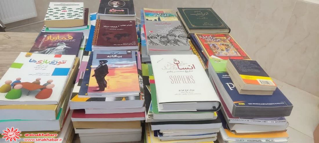 اهدای نسخه کتاب به کتابخانه علامه دهخدا در شهرضا