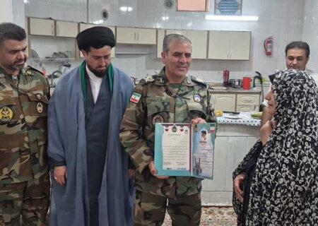 فرمانده گروه ۲۲ توپخانه ارتش در شهرضا با خانواده ایثارگران و جانبازان ارتش دیدار کرد