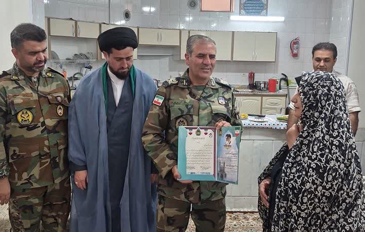 فرمانده گروه ۲۲ توپخانه ارتش در شهرضا با خانواده ایثارگران و جانبازان ارتش دیدار کرد