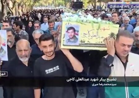 پیکر شهید جاویدالاثر عبدالعلی کاجی پس از ۴۳ سال دوری به زادگاهش شهرضا بازگشت