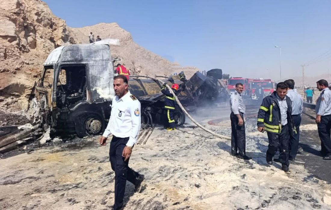 واژگونی هوو حامل وکیوم قیر در کمربندی شهرضا منجر به حریق تریلر شد