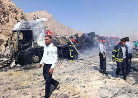 واژگونی هوو حامل وکیوم قیر در کمربندی شهرضا منجر به حریق تریلر شد